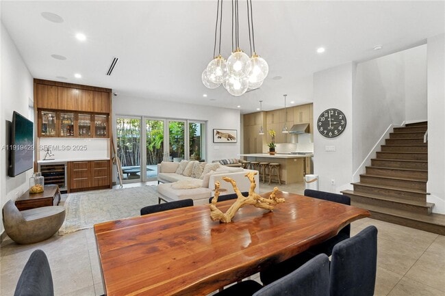 Photo - 3075 Blaine St