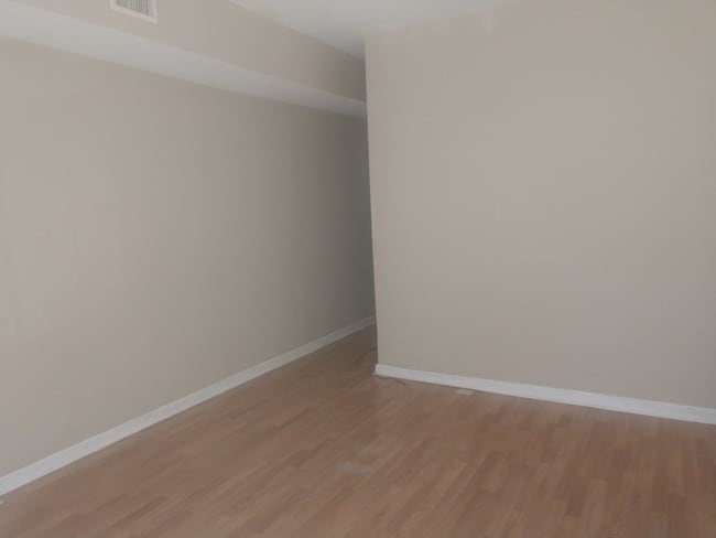 Living Room - 402 E Lorraine Ave