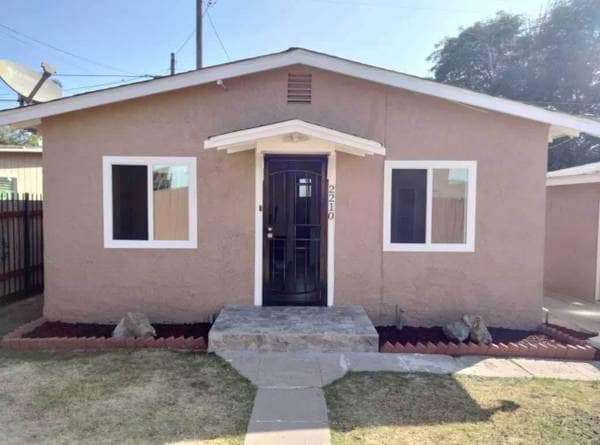 Front of House - 2210 Ocean View Blvd Casa