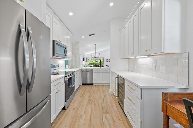 Photo - 15 Commodore Pl