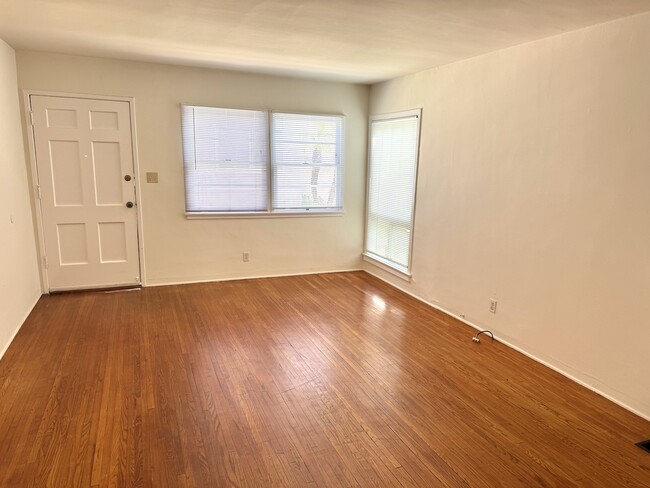 Sala de estar - 1037 Ocean Park Blvd Unidad ALowerFront