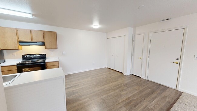 Hestia Dining Room - Lyons Gate Apartments