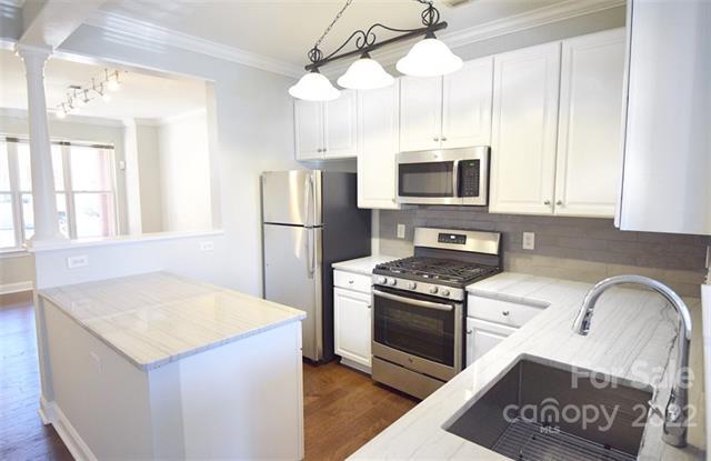 Photo - 558 E 9th St Townhome