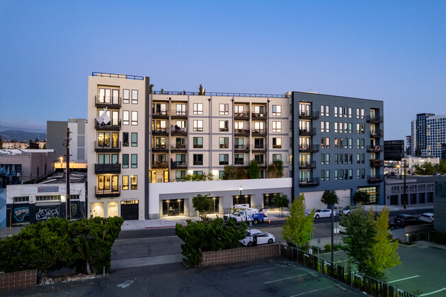 Building Photo - Axis Oakland Rental