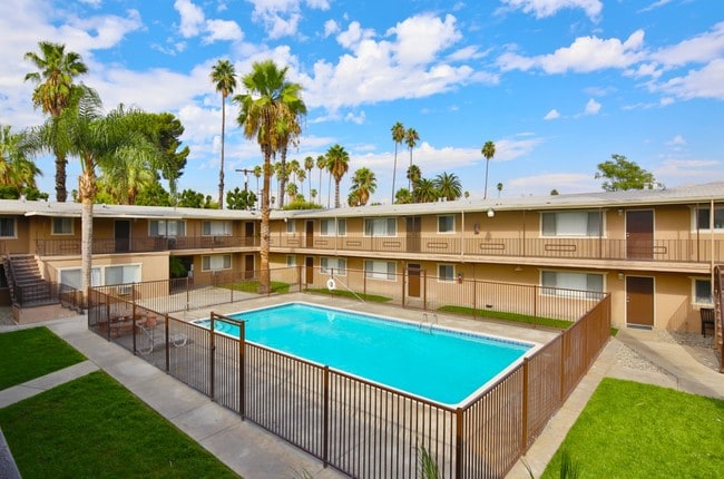 Las Palmas Apartments - Las Palmas Apartments