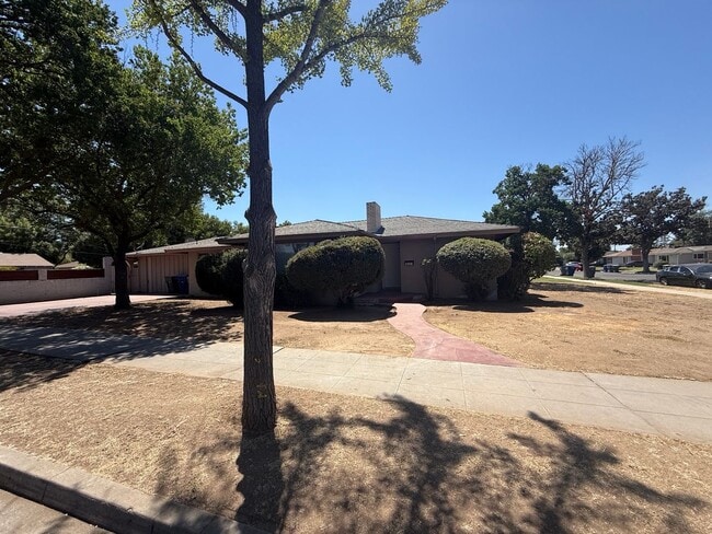 APPLY NOW!! 4 BEDROOM HOME!! - APPLY NOW!! 4 BEDROOM HOME!!