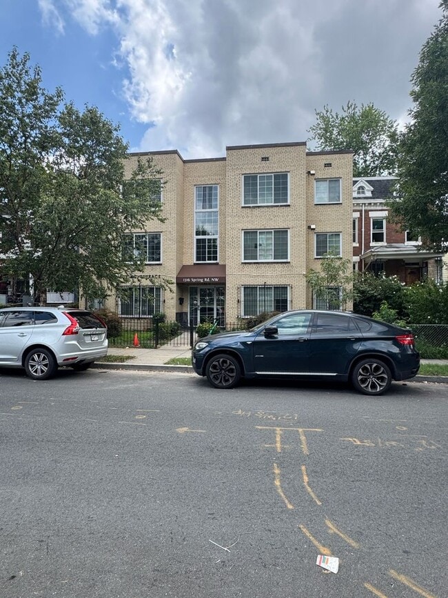 Building Photo - 1316 Spring Rd NW Unit 1316 Spring Road NW,  304