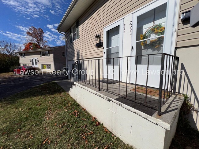 Photo - Suburban 739-741 Unidad Suburban 741