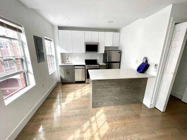 Bright & Spacious Studio – Beacon Hill -$3... - Bright & Spacious Studio – Beacon Hill -$3...