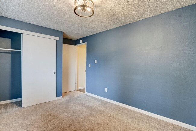 Building Photo - Welcome to this 3 Bed 2 Bath Home Close To...