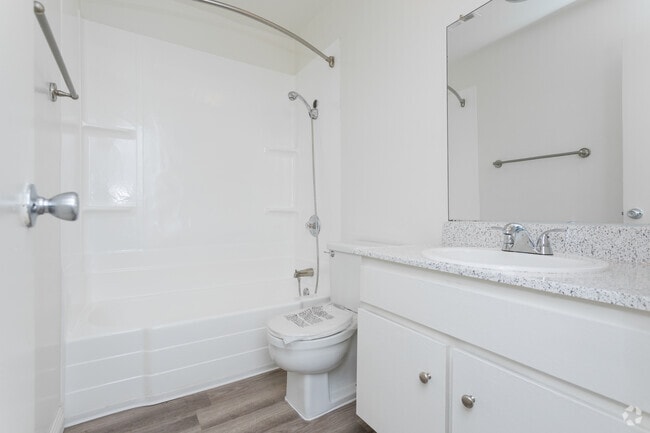2BR, 2BA - 1100 SF