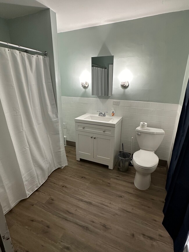 Bathroom - 5326 Chestnut Ave Unit 1