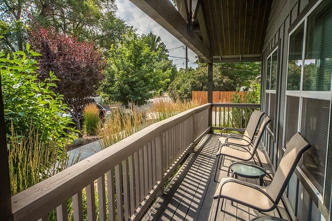 Photo - 139 SE Heyburn St Unit Cottage #1