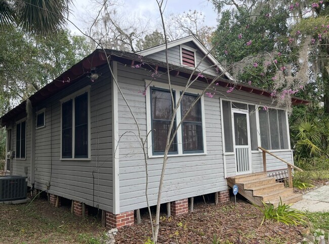 Building Photo - Charming 2 bedroom with fireplace Rental