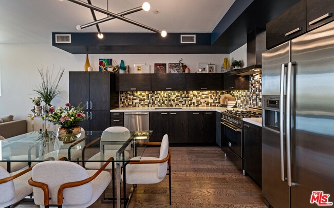 Photo - 751 N Fairfax Ave Unidad 12