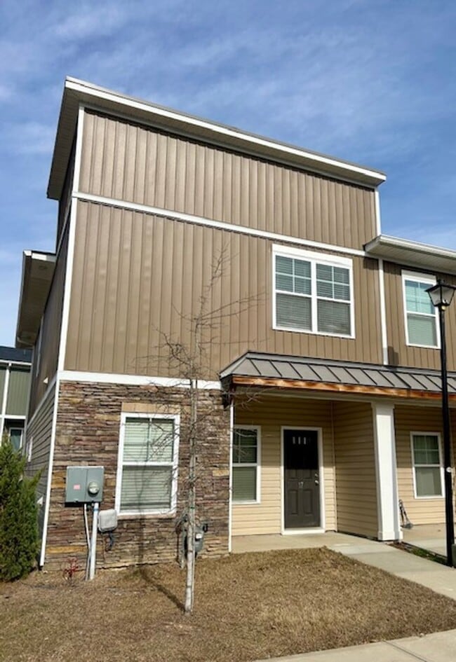 Building Photo - STYLISH & MODERN TOWNHOME IN HARBISON GROVE