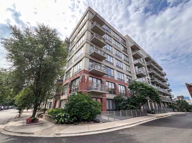 Building Photo - 1000 N Kingsbury St Unit 102 Rental