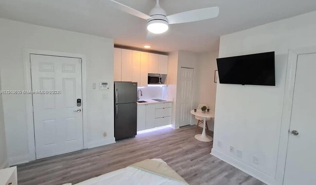 Building Photo - 7325 Carlyle Ave Unit 12A