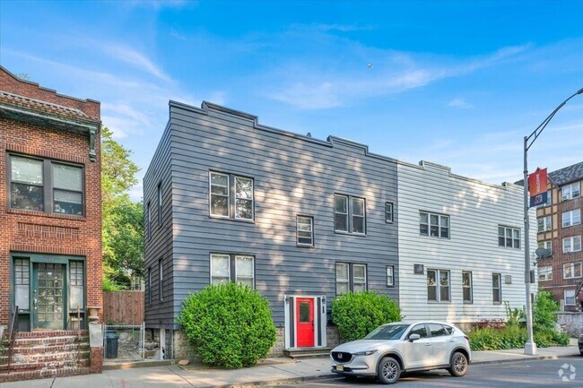 Building Photo - 642 West Side Ave Rental