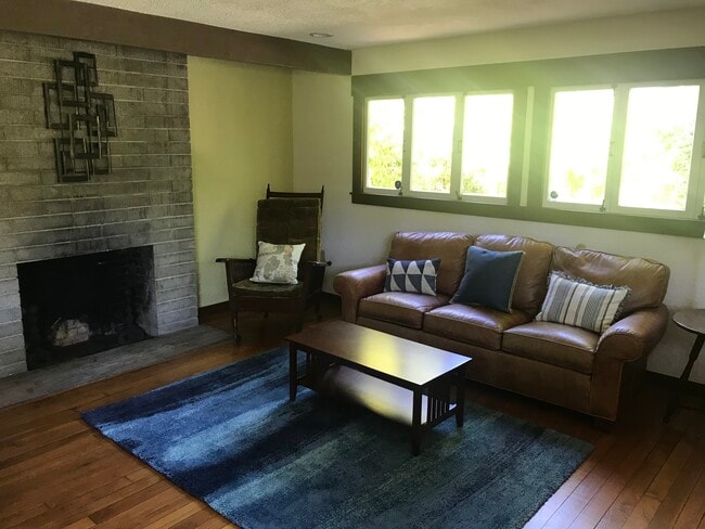 Sala de estar - Chimenea - 3031 Fulton St