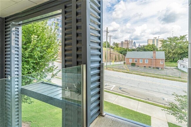 Photo - 472 Martin St SE