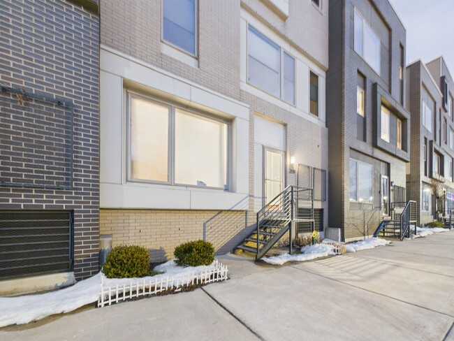 Building Photo - Townhouse for rent with 1 car garage