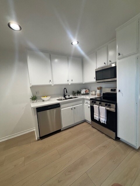 New Quartz Counter w/ Stainless Steel Appliances