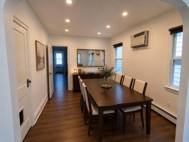 Photo - 162 W 9th St