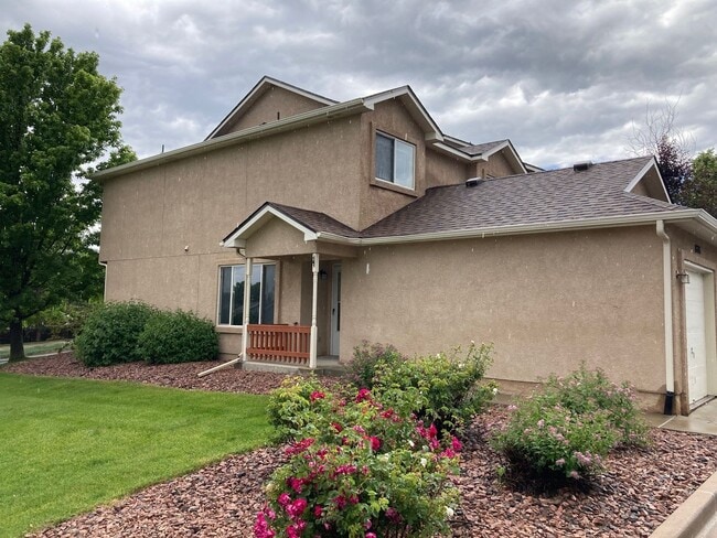 2 Bedroom End Unit Townhome in D20! - 2 Bedroom End Unit Townhome in D20!