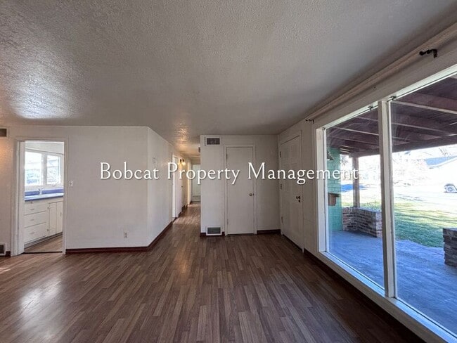 Photo - 719 W Fifth St