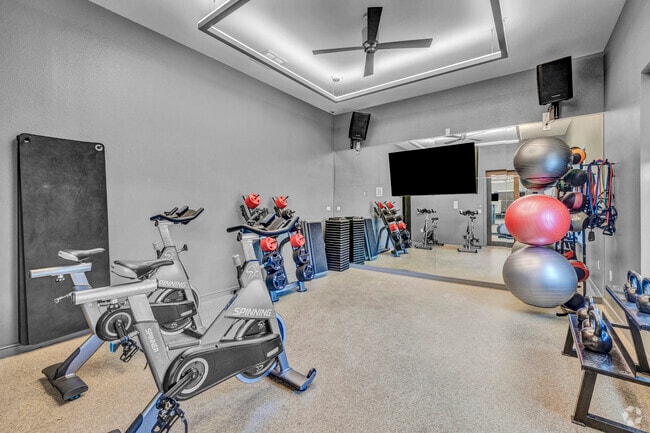Sala de spinning y yoga - Townhomes at Woodmill Creek