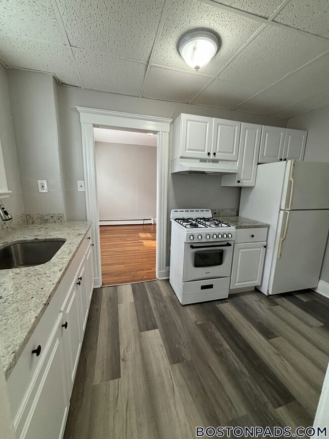 Building Photo - 44 Estes St