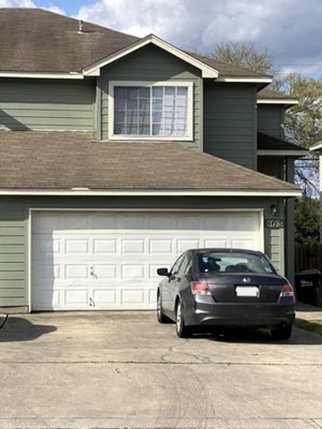 Photo - 3 Bed 3.5 Bath Duplex on TXST Bus Route!