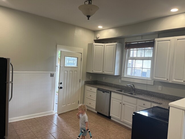 kitchen 1 - 1101 Marengo St Unit Apt C