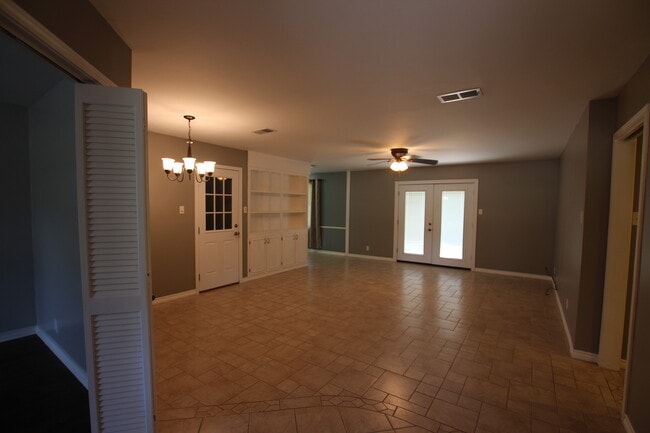 Photo - 2930 Williamsburg Dr
