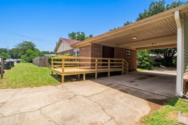 Photo - Spacious Bellview 2BR/1.5BA Duplex with Large New Front Deck, Fenced Backyard & Covered 2-Car Car... Unit B