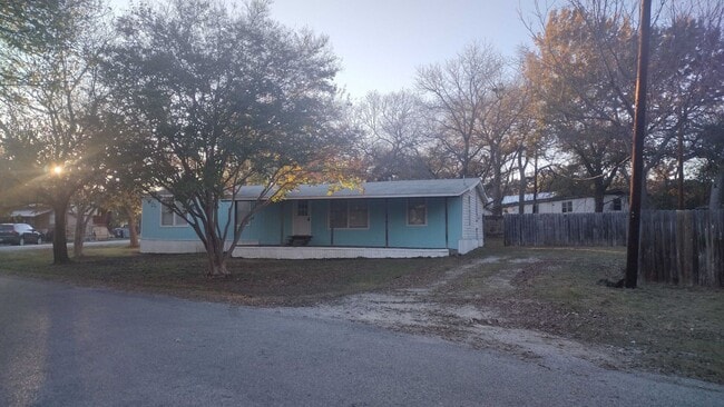 Building Photo - Large 4 Bedroom 2 Bath Home in Granbury - Indian Harbor