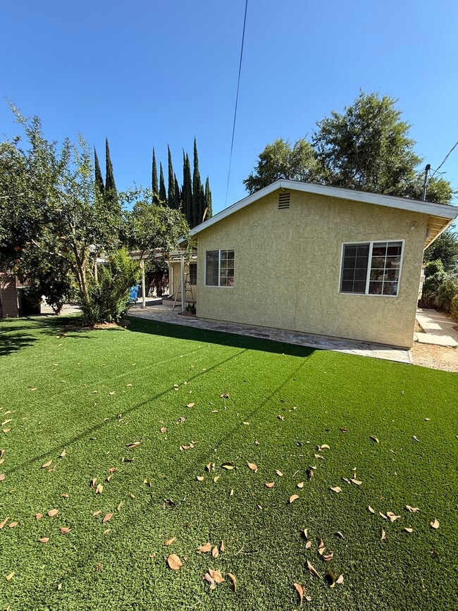 Building Photo - 19148 Saticoy St Rental