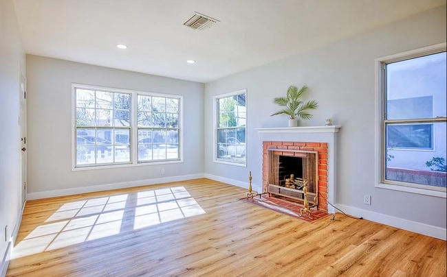 Photo - 6621 Lindley Ave