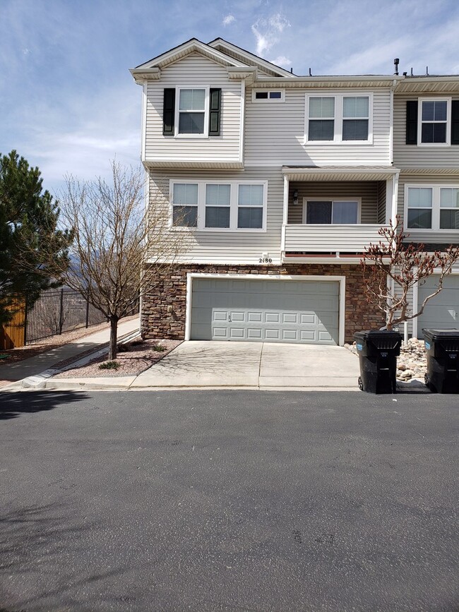 Building Photo - Beautifully maintained corner unit townhome!