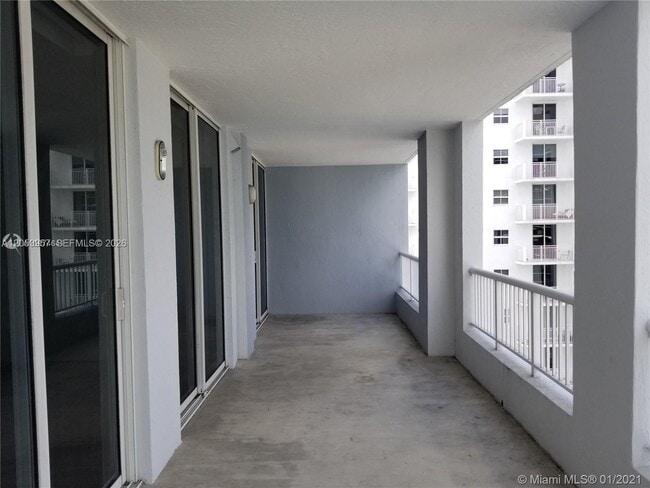 Building Photo - 170 SE 14th St Unit 2205