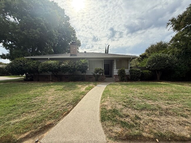 Building Photo - Spacious 3 bed 2 bath home available now!