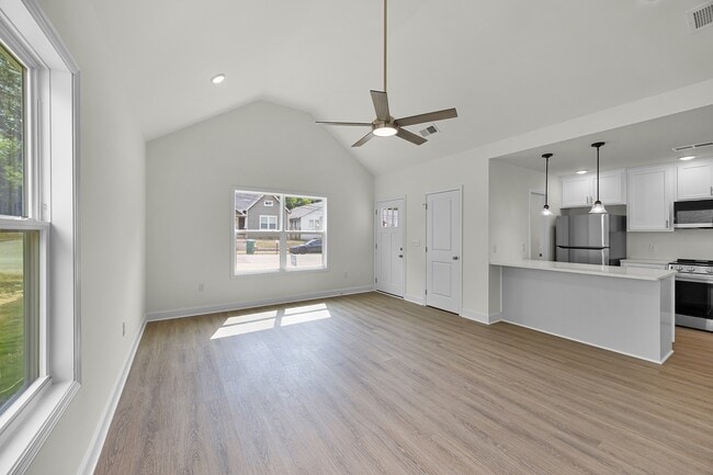 Photo - 307 W King St