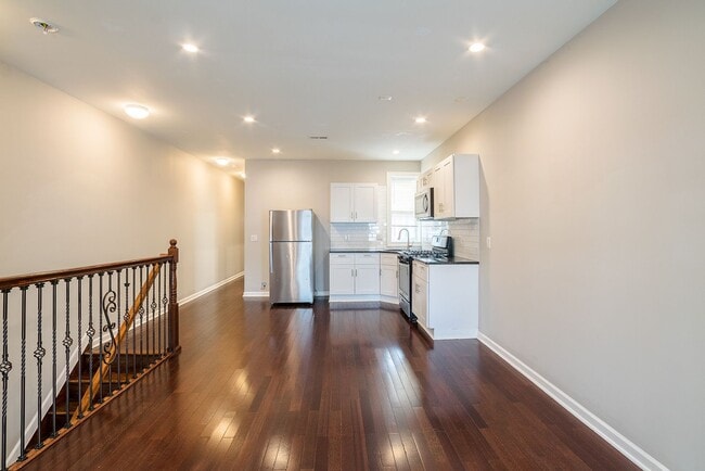 Building Photo - 723 S 56th St Unit B