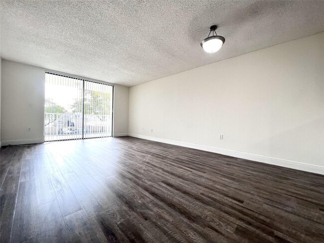 Photo - 17350 NW 68th Ave Unidad 300-305