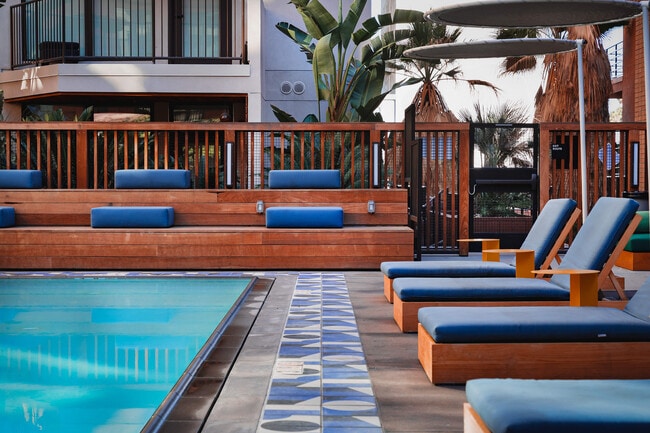 Relájese con estilo con asientos junto a la piscina diseñados para la comodidad y el ocio.