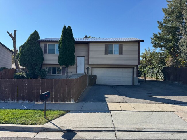 Building Photo - Beautiful 4-Bedroom, 2-Bath Home with Clas...
