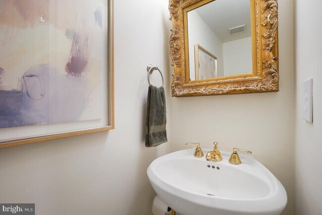 Photo - 1080 Wisconsin Ave NW Unidad 1004