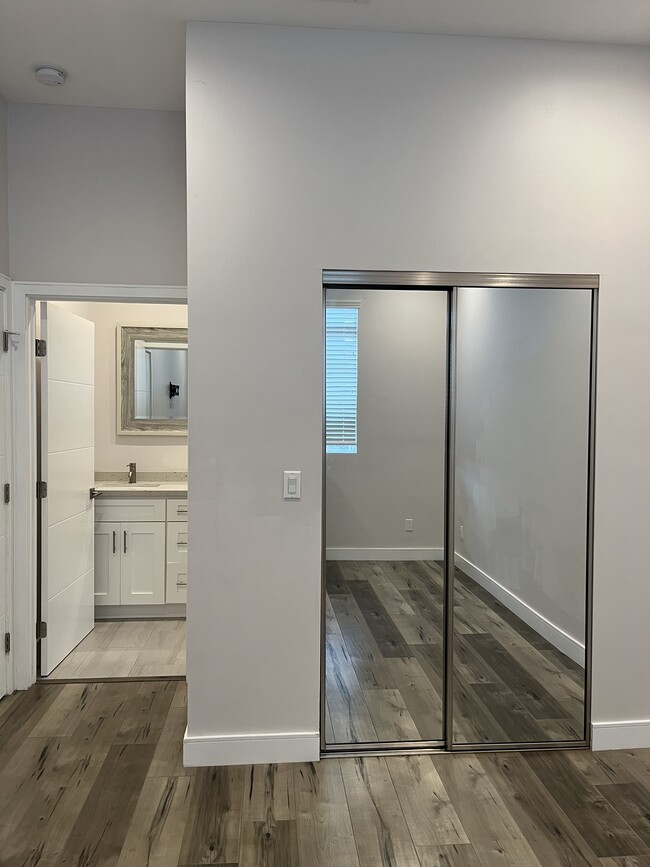 Photo - 3955 S Budlong Ave