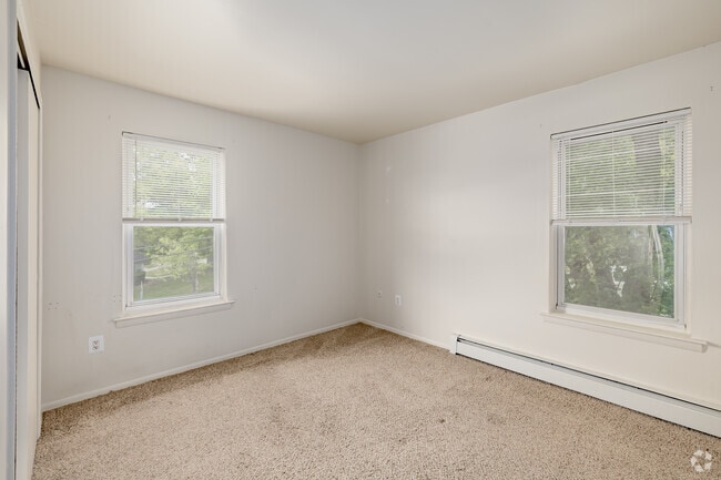 2BR, 1BA - 921SF - Primary Bedroom